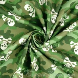 Baumwollstoff Totenköpfen und Grüner Camouflage | Wolf Stoffe