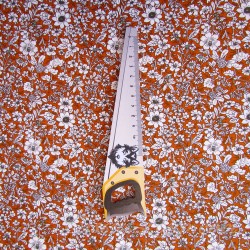 Baumwollstoff Weiße Blumen Terracotta Hintergrund | Wolf Stoffe